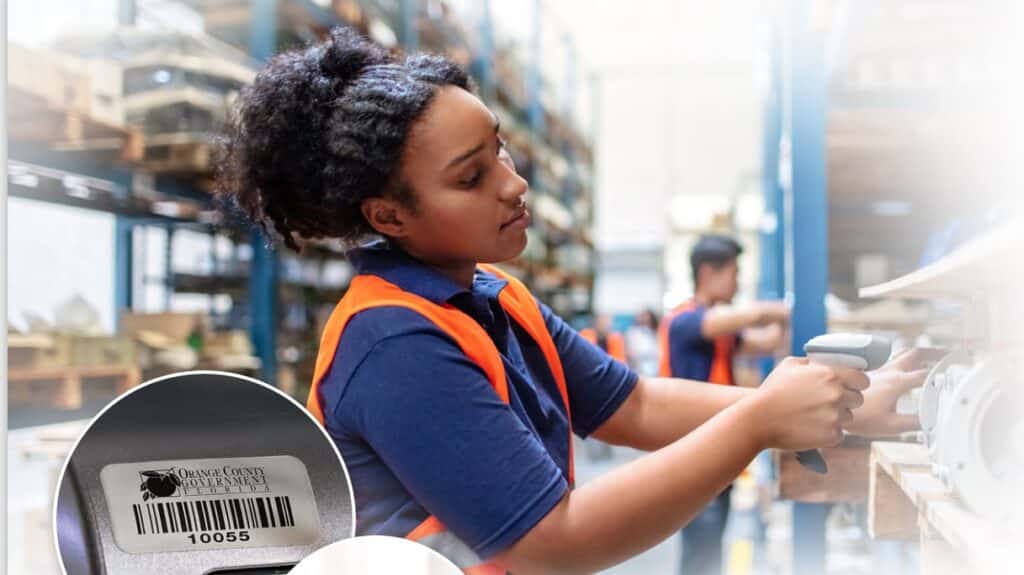 chica con lector de codigo de barras apuntando hacia labels y placas para el control activo fijo