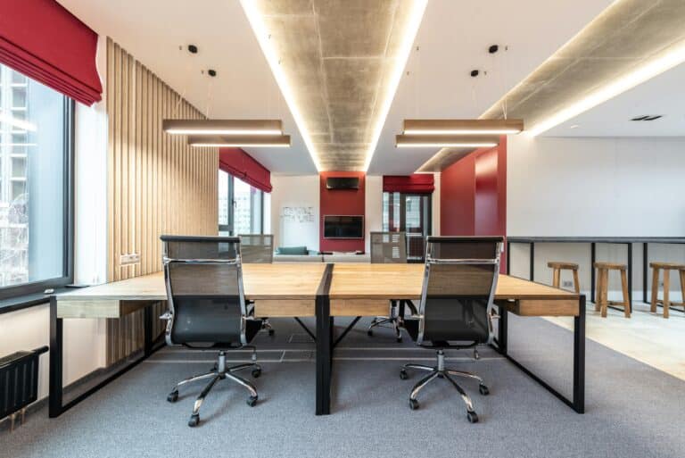 ambiente moderno de oficina con escritorio ejecutivo doble en madera rustica