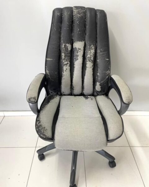 sillon con piel maltratada o desgastada para mostrar un antes y despues en restauracion de piel en Office Seat