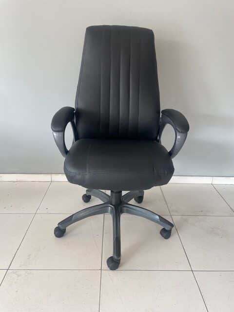 sillon ejecutivo recien tapizado en tacto piel o vinil en office seat