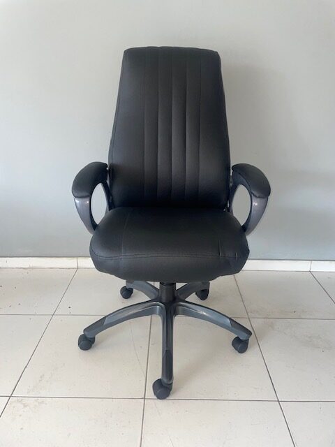 sillon ejecutivo con piel totalmente restaurada en Office SEat